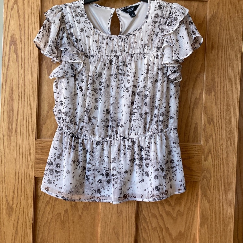 Simply Vera - VeraWang Floral Ruffle Sleeve Top - Black and White